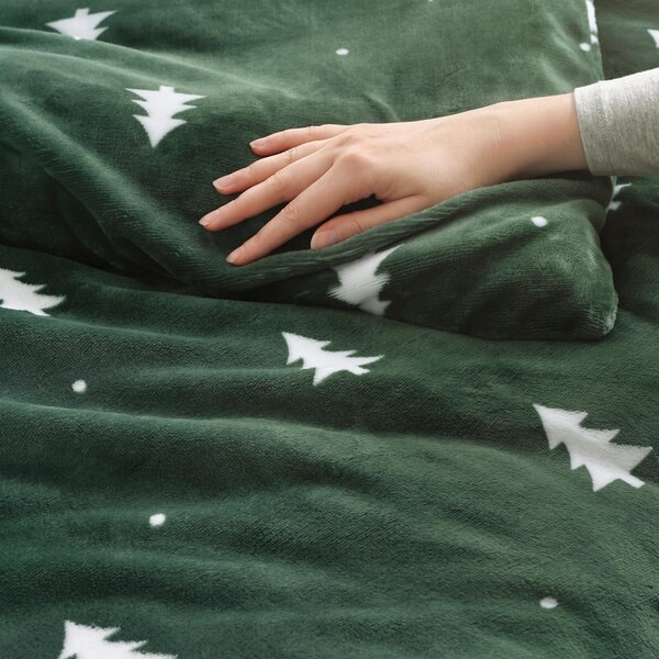 Goldea karácsonyi mikroplüss ágyneműhuzat deluxe - fehér fák sötétzöld alapon 220 x 200 és 2db 70 x 90 cm