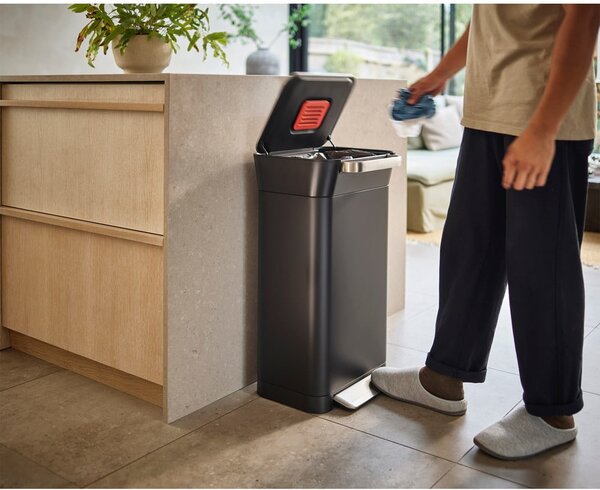 Fekete acél pedálos szemetes 30 l Titan – Joseph Joseph