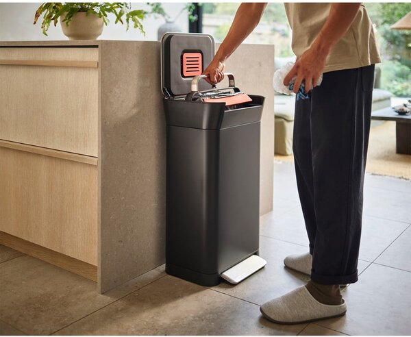 Fekete acél pedálos szemetes 30 l Titan – Joseph Joseph