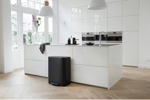 Matt fekete acél pedálos szemetes 60 l Bo – Brabantia