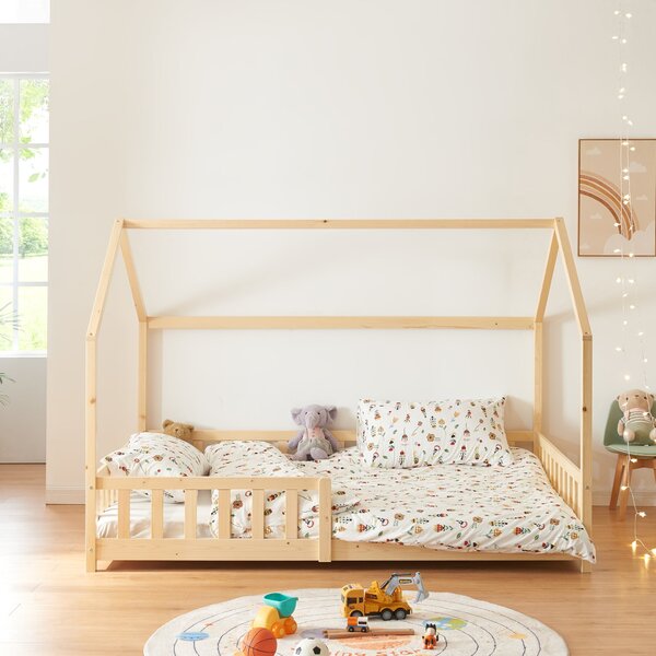 Házikó gyerekágy Hesel leesésgátlóval és matraccal 120x200 cm fenyő natúr [en.casa]