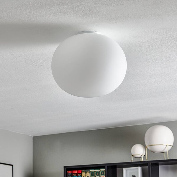 FLOS Glo-Ball - 33 cm-es gömb alakú mennyezeti lámpa, dimmelhető, Fehér / opál, Nappali / Étkező, Üveg, Dizájn