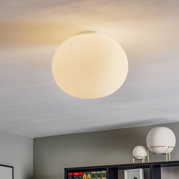 FLOS Glo-Ball - 33 cm-es gömb alakú mennyezeti lámpa, dimmelhető, Fehér / opál, Nappali / Étkező, Üveg, Dizájn