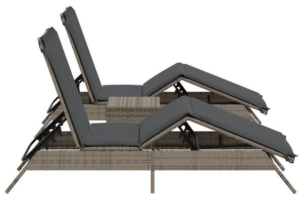 2 db szürke polyrattan napozóágy asztallal