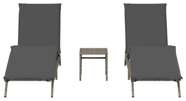 2 db szürke polyrattan napozóágy asztallal