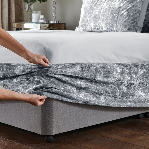 Szürke gumis bársony ágykeret huzat 152x198 cm Crushed Velvet – Catherine Lansfield