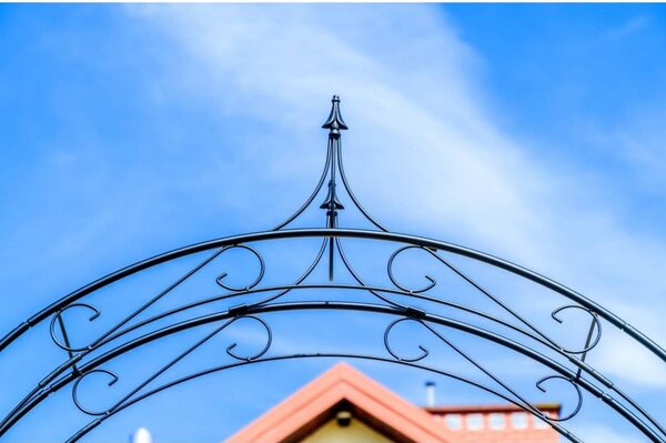 Kerek fém pergola nyíllal