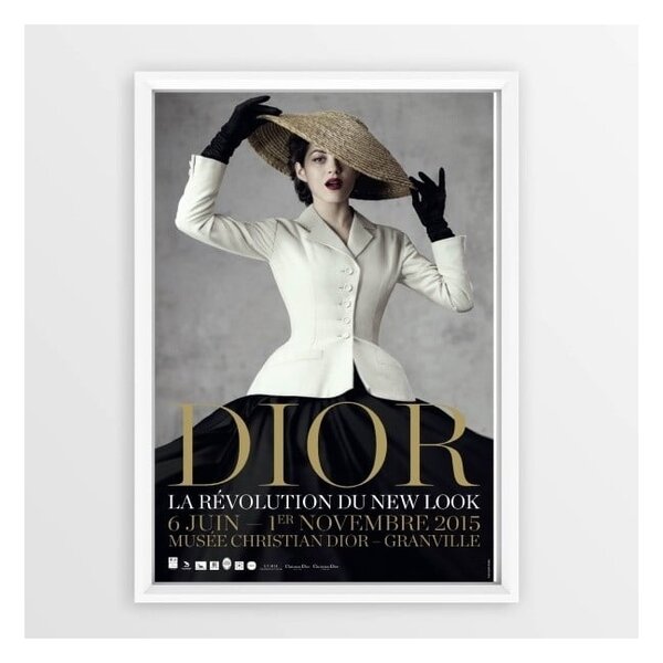 Dior With Hat keretezett kép, 23 x 33 cm - Piacenza Art