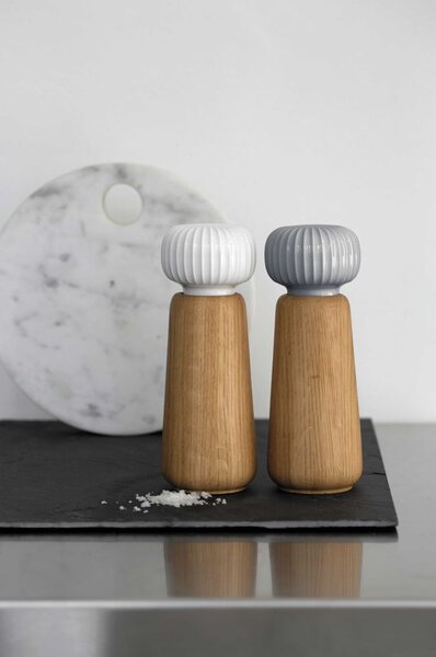 Hammershoi tölgyfa fűszerőrlő, antracitszürke porcelán részletekkel, magasság 17,5 cm - Kähler Design