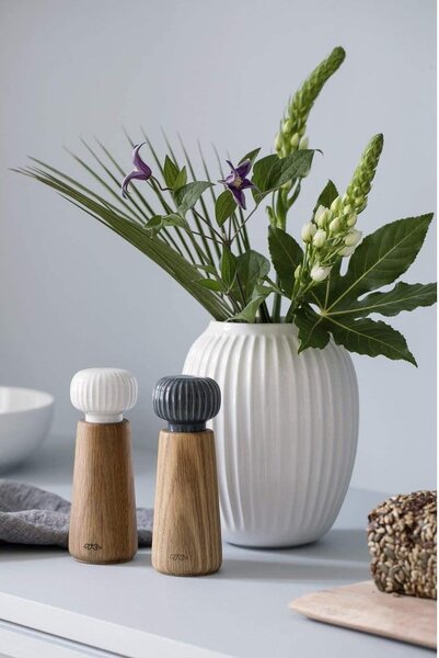 Hammershoi tölgyfa fűszerőrlő, antracitszürke porcelán részletekkel, magasság 17,5 cm - Kähler Design