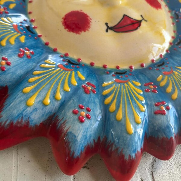 Sol de Azul kézzel festett spanyol kerámia nap fali dísz – 27 cm – a kék-sárga, virágos változat