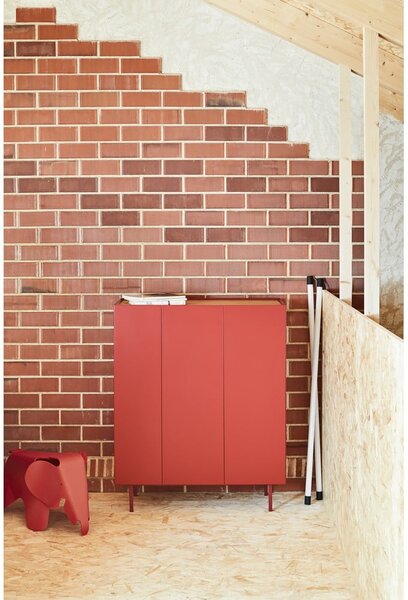 Piros magas komód tölgyfa dekorral 95x120 cm Arista – Teulat