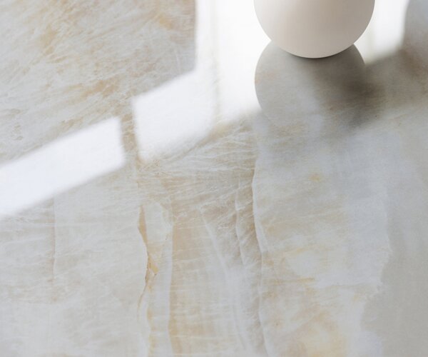 DELIFE Konzolasztal Edge hajóformájú 180x40 cm kerámia onyx pearl Conos fém titán színű effekt finish