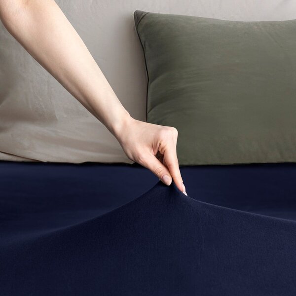 Sötétkék gumis jersey lepedő 140x200 cm Amber – Restilo