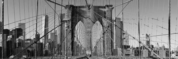 Kék Manhattan híd New Yorkban fekete fehérben