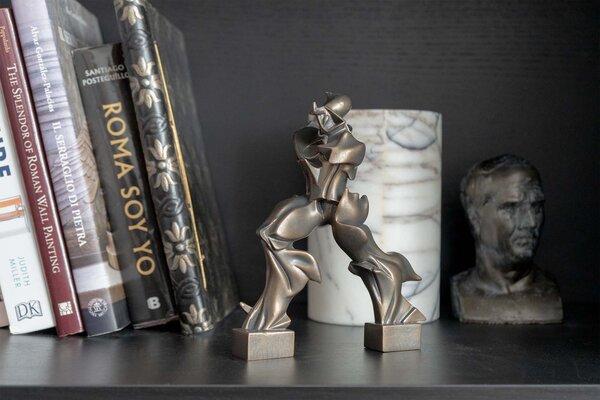 Futurisztikus férfi szobor Boccioni műve (hidegen öntött bronz) olasz