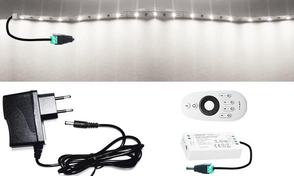 1m hosszú 6Wattos, RF 4 zónás FUT007 távirányítós, vezérlős, adapteres hidegfehér LED szalag (60db 2835 SMD LED)