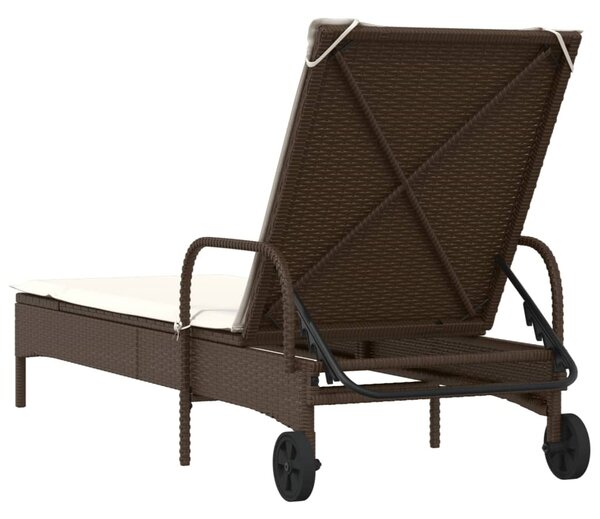 Barna polyrattan napozóágy párnával és kerekekkel