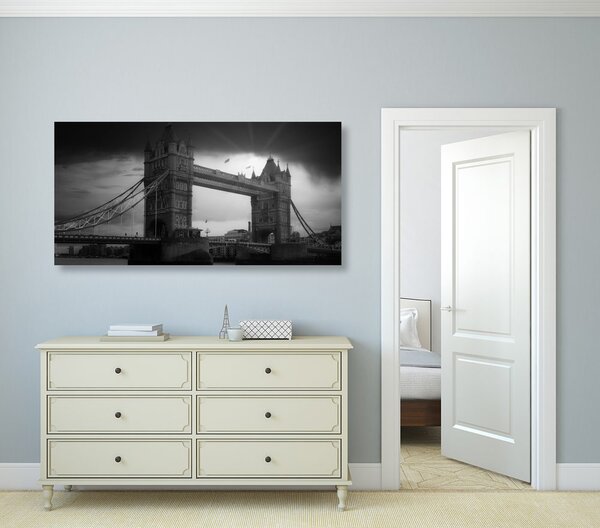 Kép naplemente Tower Bridge fölött fekete fehérben