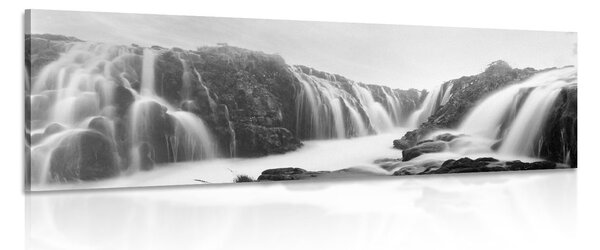 Kép fenséges vízesés fekete fehérben