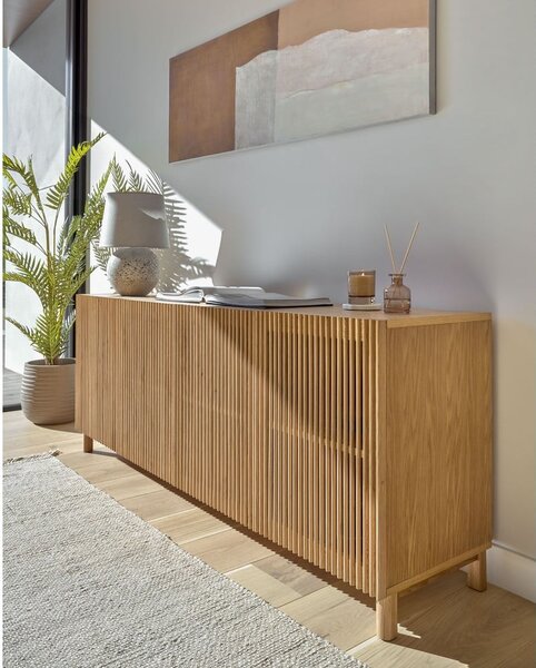 Natúr színű alacsony komód tölgyfa dekorral 180x72 cm Beyla – Kave Home