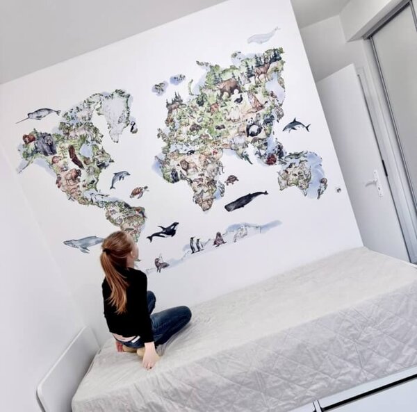 INSPIO - átragasztható textil matrica - Világtérkép a falon 150 állattal - áthelyezhető matrica