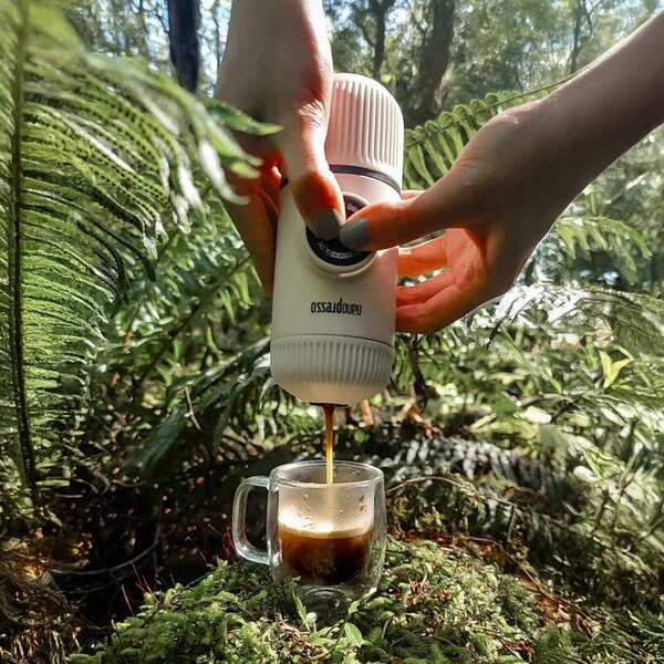 Wacaco Nanopresso Hidegfehér hordozható kávéfőző + kemény védőtok