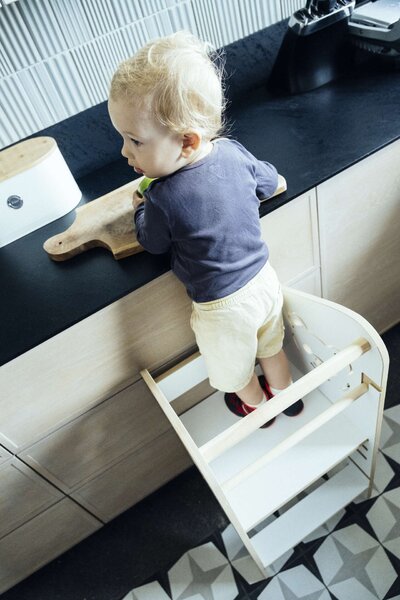 Verk Montessori tanulótorony állítható magassággal - Maci - fehér