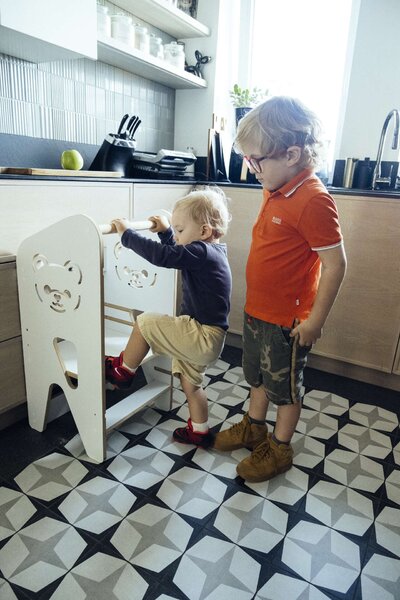 Verk Montessori tanulótorony állítható magassággal - Maci - fehér