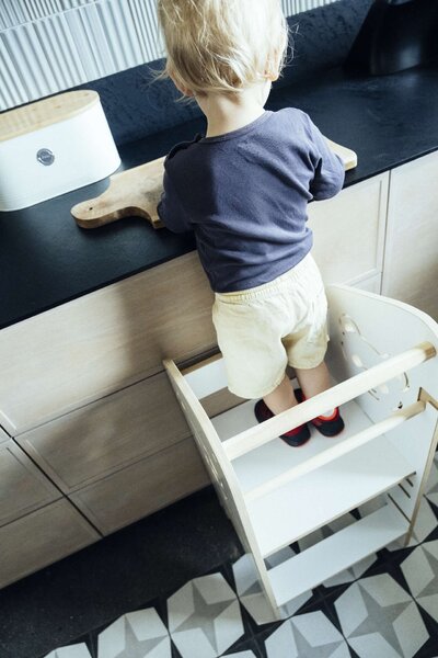 Verk Montessori tanulótorony állítható magassággal - Maci - fehér
