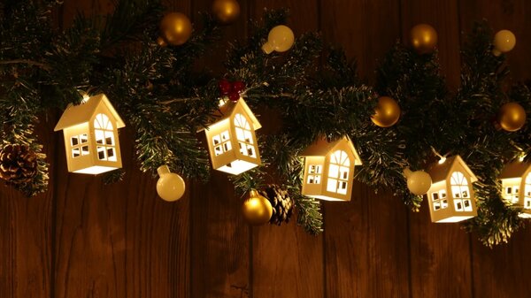 Tracon CHRSTHWW10WW LED karácsonyi lánc, házikó, fehér, fa, elemes Timer 6+18h,10LED, meleg fehér ( 3000K ) színhőmérséklettel, 2xAA ( CHRSTHWW10WW )