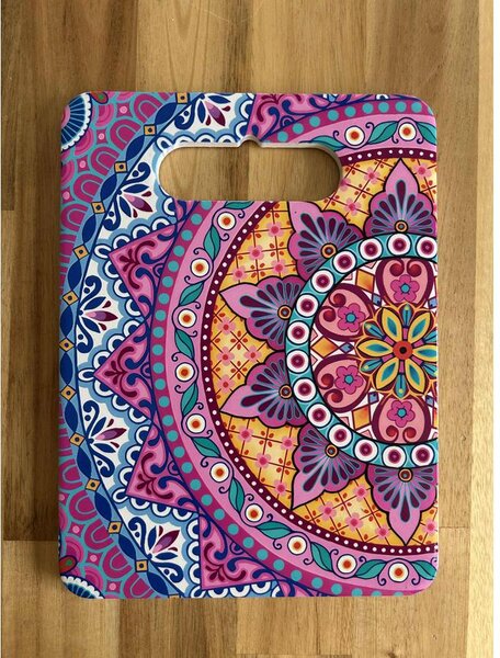 Mediterrán Fiesta Mandala vágódeszka – 18 × 24 cm