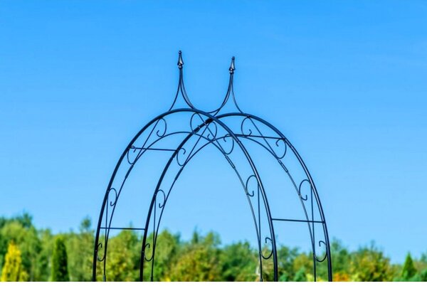 Kerek fém pergola nyíllal