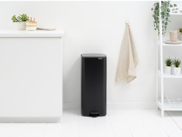 Matt fekete acél pedálos szemetes 30 l Bo – Brabantia