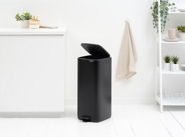 Matt fekete acél pedálos szemetes 30 l Bo – Brabantia