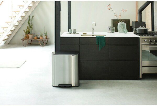 Brabantia Bo Pedal Bin pedálos szelektív hulladékgyűjtő szagmentesen záródó Soft-Close fedél, műanyag tartály, 2x30L - O méret, r.m. acél, selyem ujjlenyomatmentes - 211461