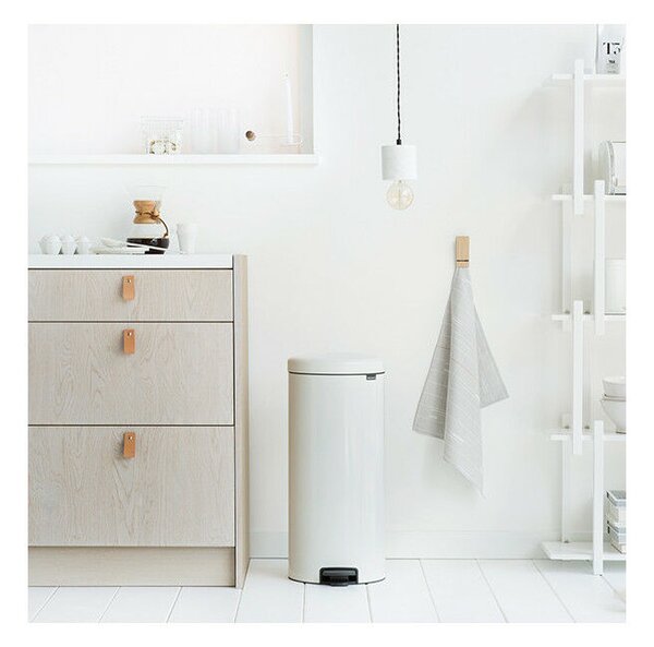 Brabantia NewIcon pedálos hulladékgyűjtő szagmentesen záródó Soft-Close fedél, acél belső tartály, 30L - G méret, acél, fehér - 114748