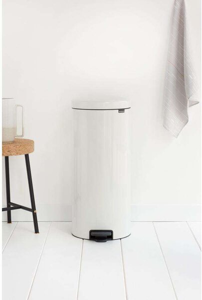 Brabantia NewIcon pedálos hulladékgyűjtő szagmentesen záródó Soft-Close fedél, acél belső tartály, 30L - G méret, acél, fehér - 114748