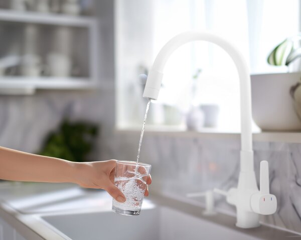 Invena Magic, álló mosogatócsaptelep flexibilis karral és ivóvízszűrővel, matt fehér, INV-BZ-02-F02-V Leták: https://cloud.invena.pl/s/nnXaZKg3crBrRk…