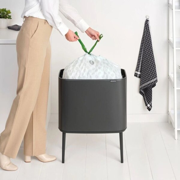 Brabantia Bo Touch Bin nyomófedeles hulladékgyűjtő, magasított, lábakon álló, műanyag tartály, 36L - R méret, acél, magabiztos szürke - 233562