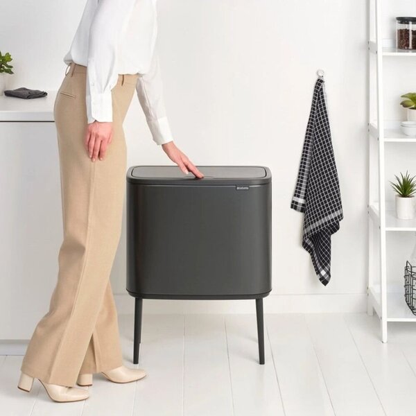 Brabantia Bo Touch Bin nyomófedeles hulladékgyűjtő, magasított, lábakon álló, műanyag tartály, 36L - R méret, acél, magabiztos szürke - 233562