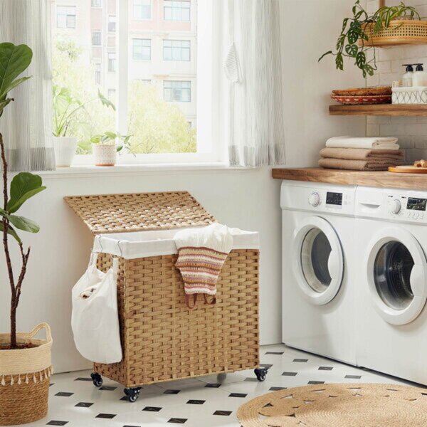 AVA műrattan ruháskosár kerekekkel, 140l, természetes barna SongmicsHome