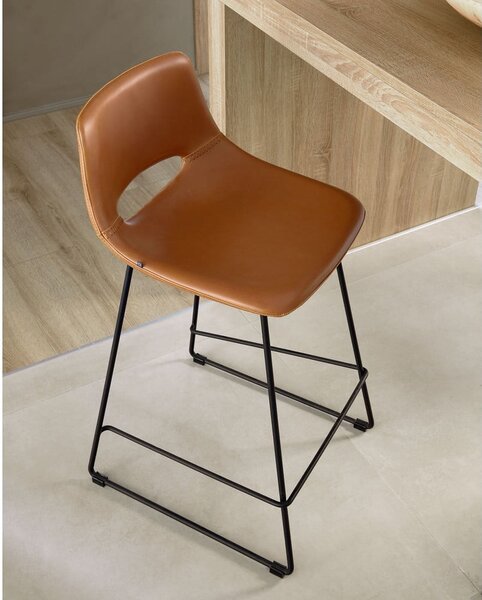 Konyakbarna bőrutánzat bárszék (ülésmagasság 65 cm) Zahara – Kave Home
