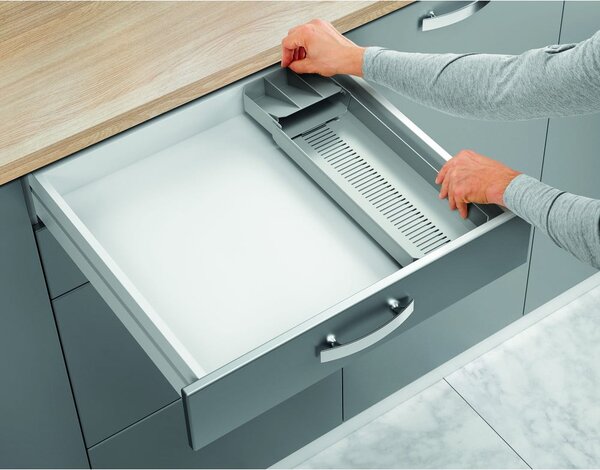 Szürke műanyag evőeszköztartó fiókba 15 x 49 cm – Metaltex
