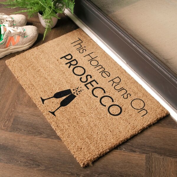 Kókuszrost lábtörlő 40x60 cm This Home Runs On Prosecco – Artsy Doormats