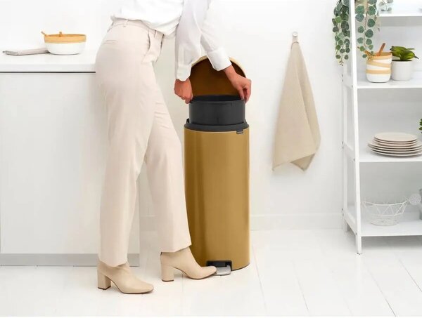 Brabantia NewIcon pedálos hulladékgyűjtő szagmentesen záródó Soft-Close fedél, műanyag tartály, 30L - G méret, acél, meleg tónusú arany - 238765