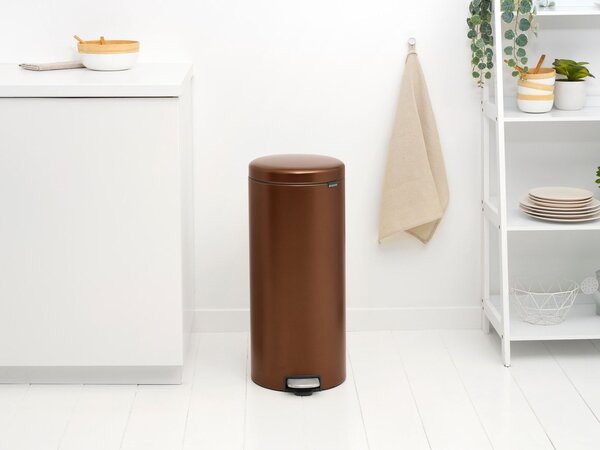 Brabantia NewIcon pedálos hulladékgyűjtő szagmentesen záródó Soft-Close fedél, műanyag tartály, 30L - G méret, acél, meleg tónusú bronz - 238789