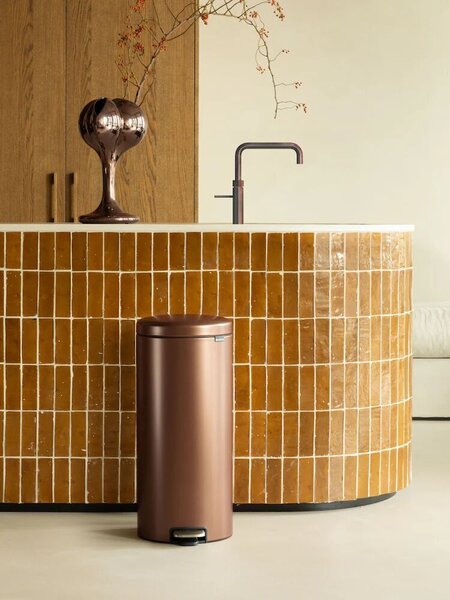 Brabantia NewIcon pedálos hulladékgyűjtő szagmentesen záródó Soft-Close fedél, műanyag tartály, 30L - G méret, acél, meleg tónusú vörösréz - 238741