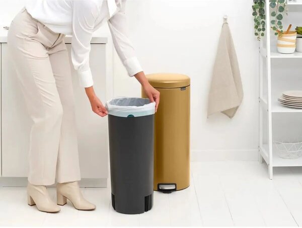 Brabantia NewIcon pedálos hulladékgyűjtő szagmentesen záródó Soft-Close fedél, műanyag tartály, 30L - G méret, acél, meleg tónusú arany - 238765