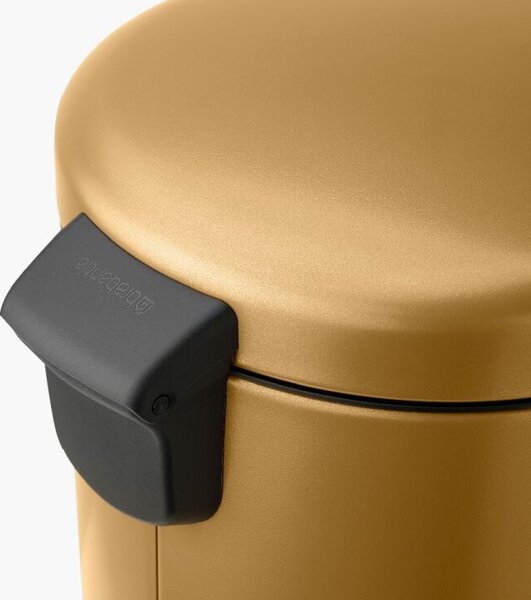 Brabantia NewIcon pedálos hulladékgyűjtő szagmentesen záródó Soft-Close fedél, műanyag tartály, 30L - G méret, acél, meleg tónusú arany - 238765